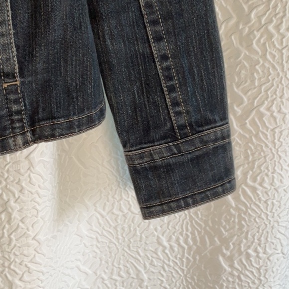 Black Jean Jacket with Fitted Silhouette and Contrast Stitching - Picture 5 of 10